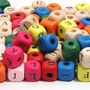 Venta al por mayor cuentas cuadradas <span class=keywords><strong>de</strong></span> <span class=keywords><strong>madera</strong></span> <span class=keywords><strong>de</strong></span> colores mezclados <span class=keywords><strong>letras</strong></span> cuentas <span class=keywords><strong>sueltas</strong></span> para accesorios <span class=keywords><strong>de</strong></span> joyería DIY - Product Image 5