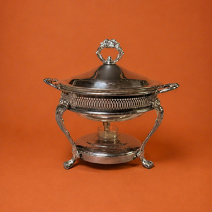Ensemble de réchauds ronds vintage en acier inoxydable plaqué argent avec pieds courbés sculptés et base chauffe-bougie pour buffet d'hôtel - Product Image 1