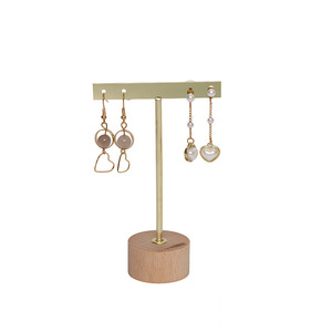 Présentoir à boucles d'oreilles en bois avec barre métallique pour le rangement et la présentation de bijoux, idéal pour la maison ou les marchés - Product Image 4