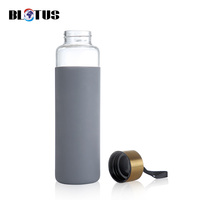 Vente en gros de bouteilles d'eau réutilisables 1L personnalisées mignonnes isolées en verre borilicate transparent pour la salle de sport et le sport avec manchon en silicone