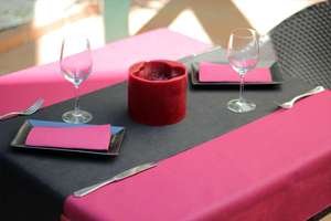 Nappe <span class=keywords><strong>de</strong></span> Table Non Tissée Perforée PP Nappe <span class=keywords><strong>de</strong></span> Chemin Non Tissée Couverture <span class=keywords><strong>de</strong></span> Table à Manger Jetable pour Banquet - Product Image 6