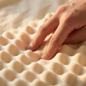 Almohada Cervical Moderna de Espuma Viscoelástica con Funda Infundida con Carbón de Bambú, Lavable, Refrescante y con Protección Antibacteriana - Product Image 3