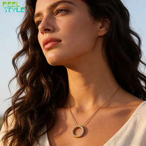 Collar con Colgante de Anillo del Destino, Diseño Cruzado Personalizado con Incrustaciones de Circonita Cúbica, Chapado en Oro de 18K PVD - Product Image 1