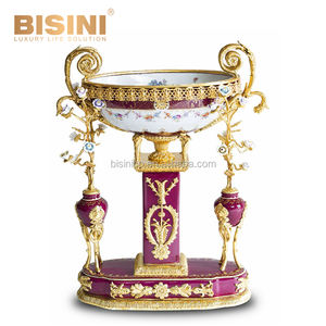 Candelabro Clásico y Elegante Réplica de Estilo Nouveau en Bronce Dorado con Harpía y Tres Gracias, con Frutero de Porcelana Pintado - Product Image 5