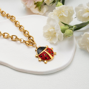 <span class=keywords><strong>Collana</strong></span> J&D Vintage Autunno Inverno con Ciondolo <span class=keywords><strong>Coccinella</strong></span> in Smalto Rosso e Nero su Catena Ovale in Acciaio Inossidabile - Product Image 2
