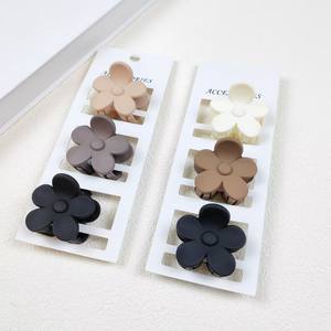 <span class=keywords><strong>Pince</strong></span> à cheveux européenne américaine douce 4cm fleur moyenne fleur de prunier <span class=keywords><strong>pince</strong></span> à cheveux vente chaude accessoire de cheveux demi-attachés lait café plastique - Product Image 1