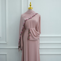 Ensemble Abaya Nida Douce Broderie Florale et Hijab Assorti pour Femme Musulmane – Robe Islamique Modeste Rose avec Dentelle et Patchwork – Vente en Gros