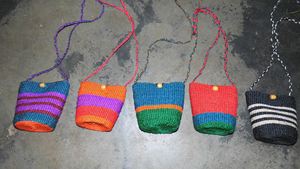 Sac à bandoulière en sisal de <span class=keywords><strong>Madagascar</strong></span> à fermeture par bouton rond et longue sangle pour enfants, petit sac mignon et coloré pour filles - Product Image 4