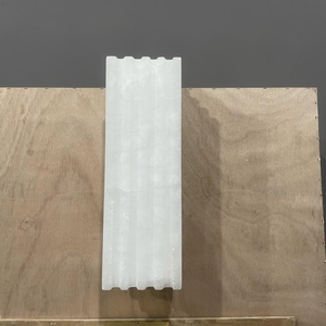 <span class=keywords><strong>Applique</strong></span> <span class=keywords><strong>murale</strong></span> moderne en onyx naturel cannelé avec texture verticale striée pour l'éclairage haut de gamme des chambres et salons - Product Image 3