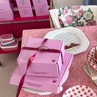 Boîte d'expédition pour pâtisserie rose écologique personnalisée avec ruban mat et fermeture magnétique |   Enveloppe en carton ondulé pour cadeau |   Français