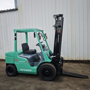 Chariot élévateur diesel Mitsubishi FD30 d'occasion, 3 tonnes, 4,5 m, 4x4, modèle 2023, avec garantie d'un an et garantie sur les composants essentiels - Product Image 3