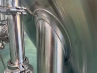 Fermenteur conique sanitaire ZR BREW 2000L en acier inoxydable 304 avec plaque à alvéoles et moteur pour usine de brassage