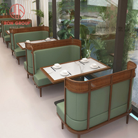 Ensemble de mobilier moderne pour café, restauration rapide, restaurant commercial : banquette incurvée, table en bois et chaises