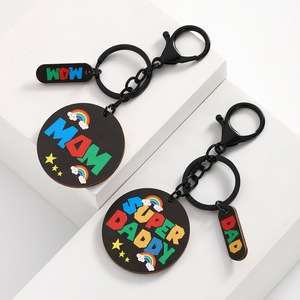Nueva Linda personalidad padre Día de la madre tablero de madera llavero colorido Arco Iris mamá Super papá llavero - Product Image 3