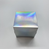 Boîte d'emballage en papier carrée colorée et recyclable avec logo personnalisé, pelliculage brillant et gaufrage pour emballage cadeau