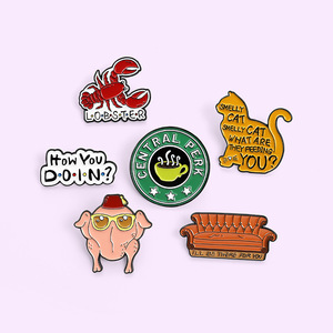 Broche creativo de la serie de TV Americana Friends, broche de Metal de dibujos animados, langosta, en forma de sofá, broche del alfabeto, pines - Product Image 6
