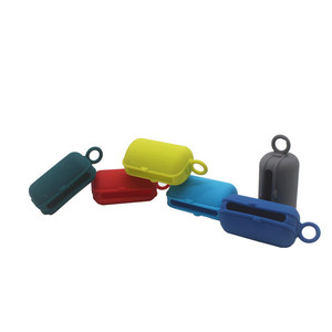 Soporte de silicona para bolsas de caca de Mascota, accesorio personalizado con forma de monedero con gancho de Metal, dispensador de caca de perro, fácil de acoplar a mochila y correa - Product Image 5