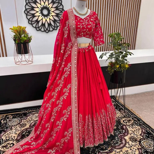 Ensemble Lehenga Choli traditionnel indien spécial Navaratri, en Faux Georgette lourd avec broderie et travail de sequins. - Product Image 1
