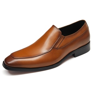 Chaussures habillées en cuir de vachette brillant, légères, respirantes, haute luminosité, texture luxueuse, confortables à enfiler, pour l'automne, avec logo personnalisé - Product Image 1