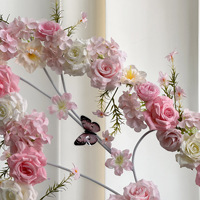 Arche de fleurs en soie avec roses et papillons pour la décoration de mariage