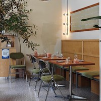 Table de salle à manger carrée de style vintage en PU avec plateau en bois - Design vert personnalisable pour les cafés, les salons de thé et les restaurants