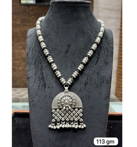 Collier élégant en argent pour femmes, design tendance pour mariage, rehausse les tenues de tous les jours avec un attrait intemporel - Product Image 6