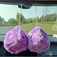 Vente en gros : Paire de dés rétro en peluche moelleuse pour rétroviseur de voiture, dés de couple en peluche avec couleurs personnalisées et logo brodé