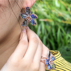Elegante anello con fiori per donna, design accattivante, gioielli alla moda in stile francese - Product Image 4