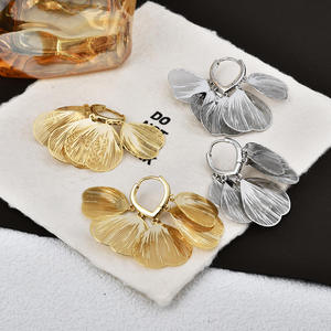 Venta al por mayor: Nuevos pendientes de metal texturizado con diseño de flor, populares y a la moda. Agente de compras en China. - Product Image 1