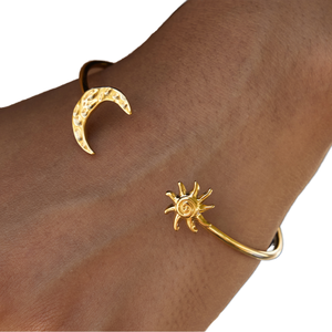 กำไลข้อมือสแตนเลสสตีลชุบทอง 18K แบบคลาสสิก ลายเส้นดวงอาทิตย์และดวงจันทร์ ดีไซน์เกลียวเปิด สำหรับทุกเพศ เหมาะสำหรับวันครบรอบ ทันสมัย สวยงาม คล้ายทองคำแท้ - Product Image 1