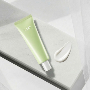 ครีมกันแดดเนื้อบางเบา ไม่เหนียวเหนอะหนะ กันน้ำ ต่อต้านริ้วรอย ช่วยให้ผิวขาวกระจ่างใส พร้อมบำรุงผิว SPF50+ สำหรับใช้เป็นเบสเมคอัพและไพรเมอร์ - Product Image 2