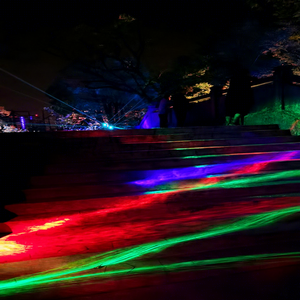 โปรเจคเตอร์เลเซอร์แบบเคลื่อนย้ายได้ RGB พร้อมเอฟเฟกต์ลำแสงที่ตั้งโปรแกรมได้สำหรับไฟเวทีและงานอีเวนต์ - Product Image 1