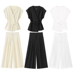 ชุดเซ็ต 2 ชิ้น เสื้อกั๊กแขนกุดติดกระดุมสองแถวและกางเกงพลีทสไตล์ลำลองสำหรับผู้หญิง ดีไซน์หรูหราทันสมัย - Product Image 6