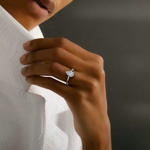 Anillo PAVE BRIDGE de Oro Blanco de 18 Quilates con Diamantes Clásicos Certificados por IGI para Compromiso y Boda - Product Image 1