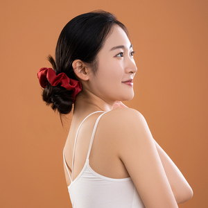 Meilleures ventes en gros OEM : Chouchou pour cheveux en soie de mûrier 100% pure, grand modèle 6 cm, couleur unie simple - Product Image 1