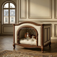 Canapé de luxe beige rembourré avec cadre en bois massif et dossier capitonné, canapé classique pour villas, hôtels et projets FF&E