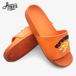 Nuevo diseño de alta calidad en relieve de PVC para hombre, zapatillas ligeras, sandalias deslizantes, zapatos con logotipo para uso informal, moda de moda para hombre - Product Image 3