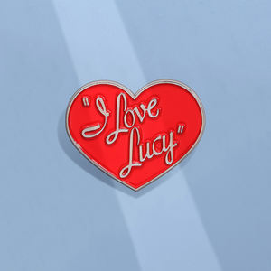 Ik Hou Van <span class=keywords><strong>Lucy</strong></span> Emaille Pinnen Klassieke Variëteit Tv Toont Rood Hart Broches Revers Badges Valentijnsdag Cadeau Voor Vriend - Product Image 2