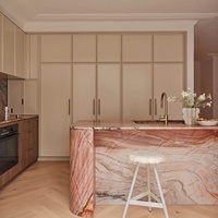 Ensemble d'armoires de cuisine modulaires en contreplaqué brillant de style européen minimaliste Senger avec îlot et comptoirs en quartzite de luxe
