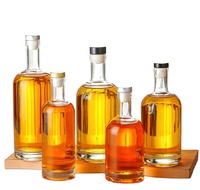 Vente en gros de bouteilles de liqueur de vin en verre plat de style vintage de 500ml 700ml 750ml avec bouchon couronne artisanat unique pour whisky vodka gin