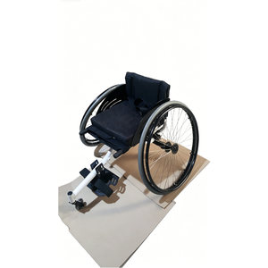 Fauteuil roulant de sport pour le tennis, cadre en aluminium léger, siège noir, roues à jantes rouges pour utilisation sur le terrain de tennis - Product Image 2