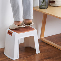 Taburete Plegable Portátil de Plástico PP con Asa Antideslizante, Apilable y Multiusos para Dormitorio, Baño, Cocina, Hogar, Escuela y Uso en Exteriores