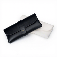 Étui à lunettes en cuir noir avec fermeture à bouton-pression en PVC, pochette souple pour lunettes de soleil - Origine Chine, options de personnalisation du logo disponibles