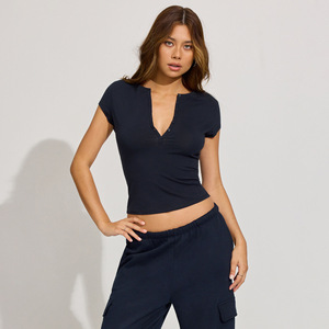 Y2K Sexy tinta unita profondo scollo a v sottile e sottile bottone moda Senior Sense t-shirt donna - Product Image 1