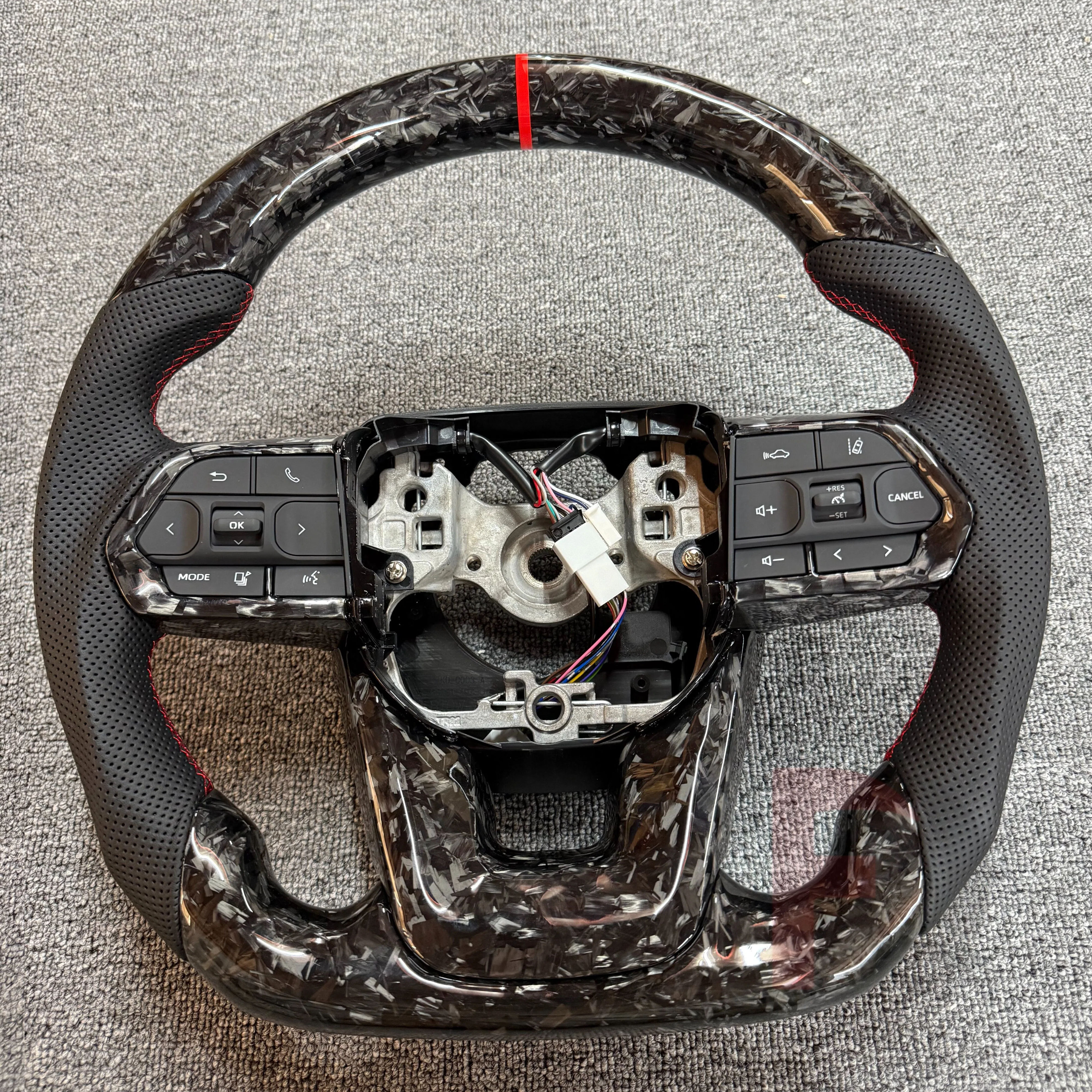 Fibre de carbone forgée ; Étiquette de correction rouge