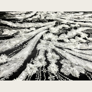 Tissu en dentelle de <span class=keywords><strong>tulle</strong></span> brodé de fleurs 3D blanches G3663 avec perles et paillettes pour robes de mariée, robes de soirée, couture nuptiale - Product Image 2