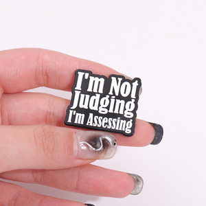 Sming Pins I Am Not Judging I M Assessing Esmalte Pin Citas divertidas personalizadas Broche de metal Insignia de solapa Joyería - Product Image 4