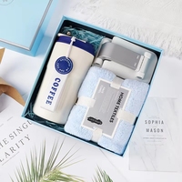 Ensemble cadeau lifestyle avec logo personnalisé, comprenant un serviette de visage douce, un gobelet de voyage, un kit de manucure et des accessoires portables, plusieurs combinaisons possibles