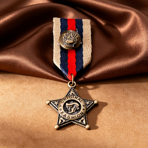 Broche Médaille Épaulette en Alliage de Zinc Émaillée Rouge et Blanche, Badge Métallique Personnalisé, Accessoire de Costume Rétro, Faible MOQ - Product Image 6