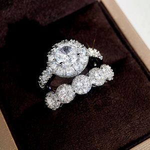 Anello di Fidanzamento Scintillante con Micro Pavé di Zirconi per Donne, Elegante Gioiello da Dito alla Moda - Product Image 1